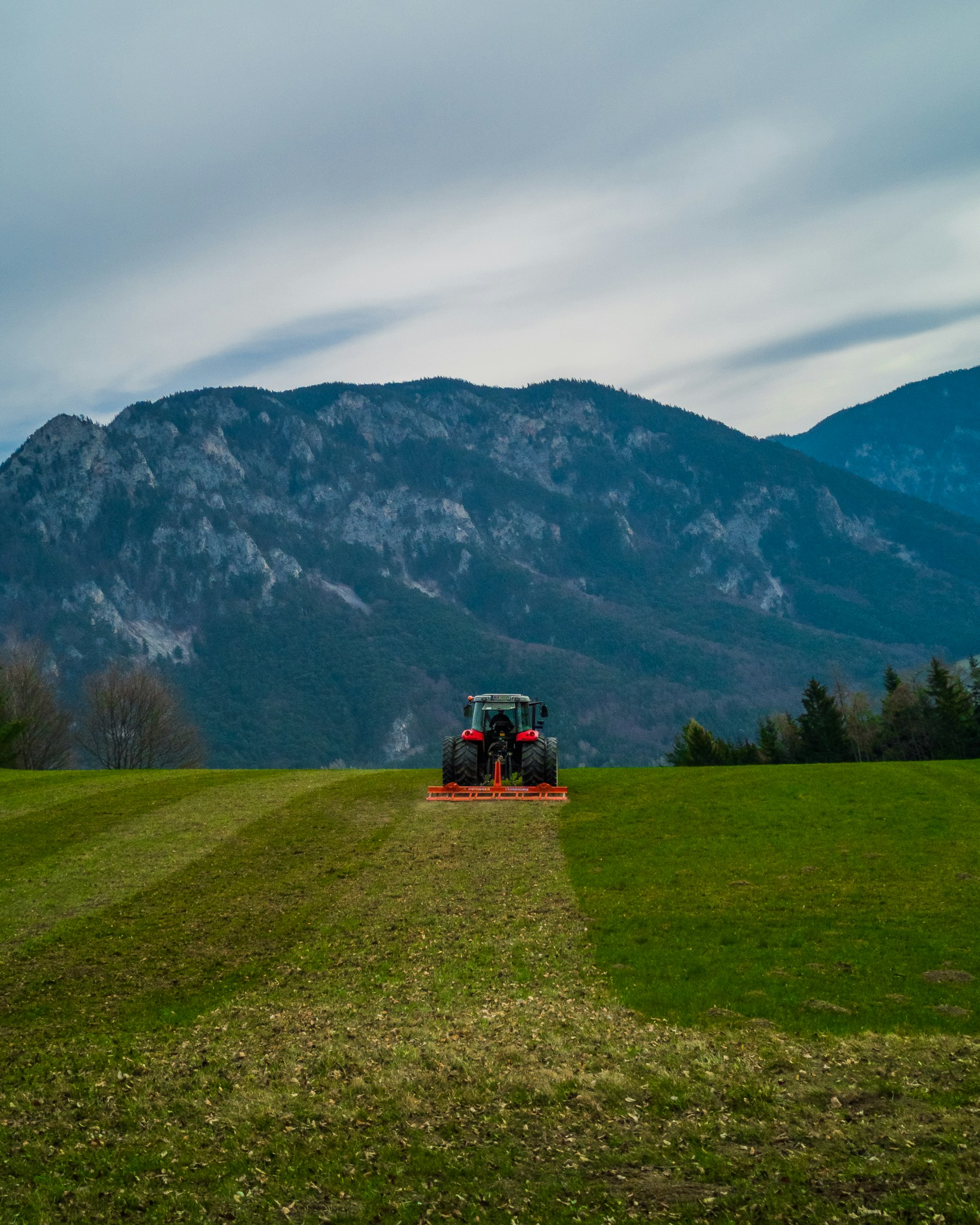 Bauernhof mit Feldern in ruhiger laendlicher Umgebung.